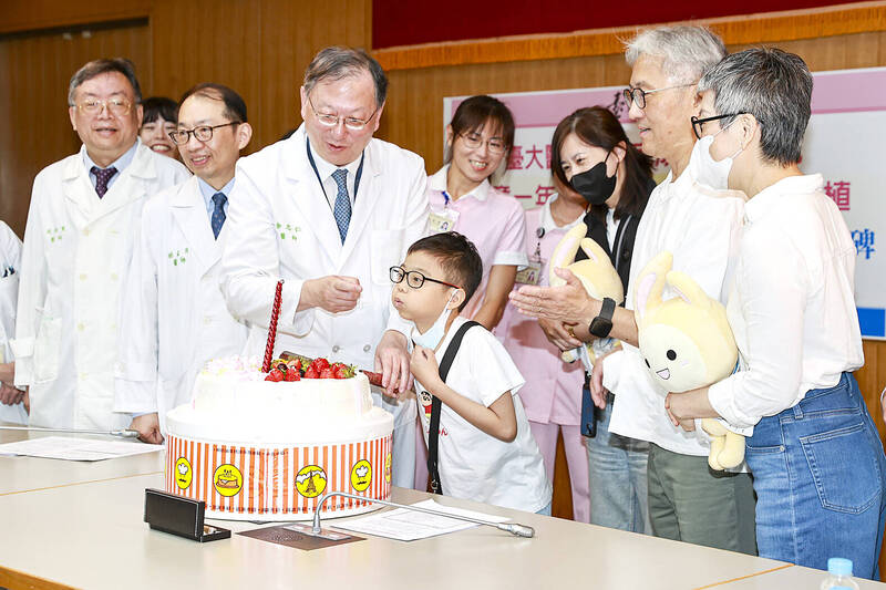 《TAIPEI TIMES》Boy with transplants from parents returns to school