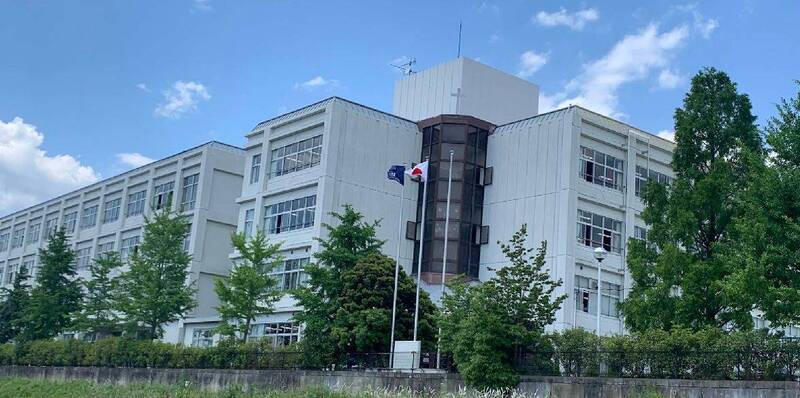 日高中冰球員練習時頸部受重傷 校方竟讓他「躺巴士地板」載回