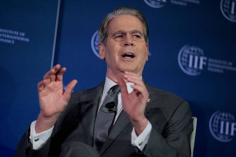 美国财政部长贝森特14日强调，中国在中东战争期间囤积石油并限制商品出口，是「不可靠的全球伙伴」。（路透）