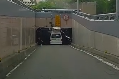 沒注意限高 復康巴士硬過地下道當場削頂變「敞篷車」