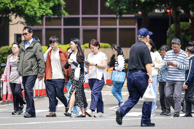 《TAIPEI TIMES》Bonuses drive up monthly wages