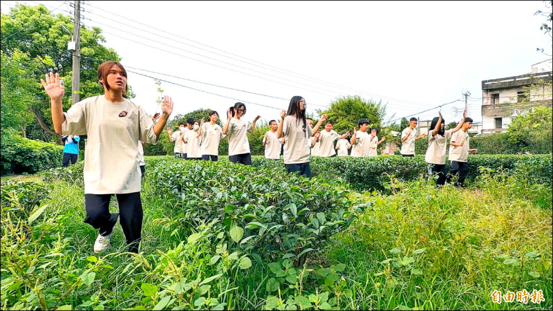 首創「浮塵子祭」 相聚峨眉湖畔