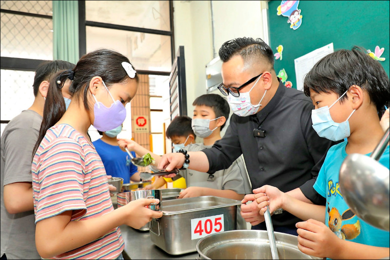 童子瑋訪學童午餐 提專家開發菜單願景