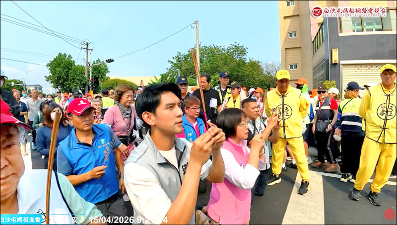 鄭汝芬跪拜白沙屯媽祖 鑾轎轉走外環道
