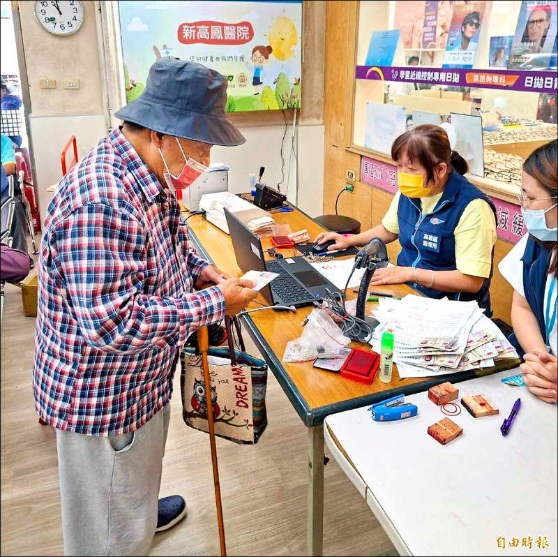 高齡換照新制 影響高市13.7萬人