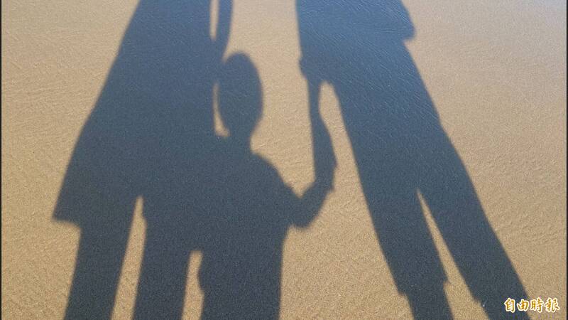 用愛接住2歲遲緩童!表姨無私照料 法院裁定收養