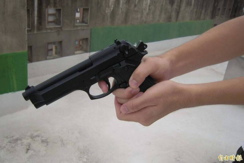 誇張!男與鄰居吵架竟暴走搶警槍 供稱想「開他」