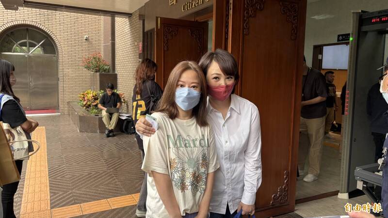 女星郁芳、何嘉文一早也来听判。（记者翁靖祐摄）