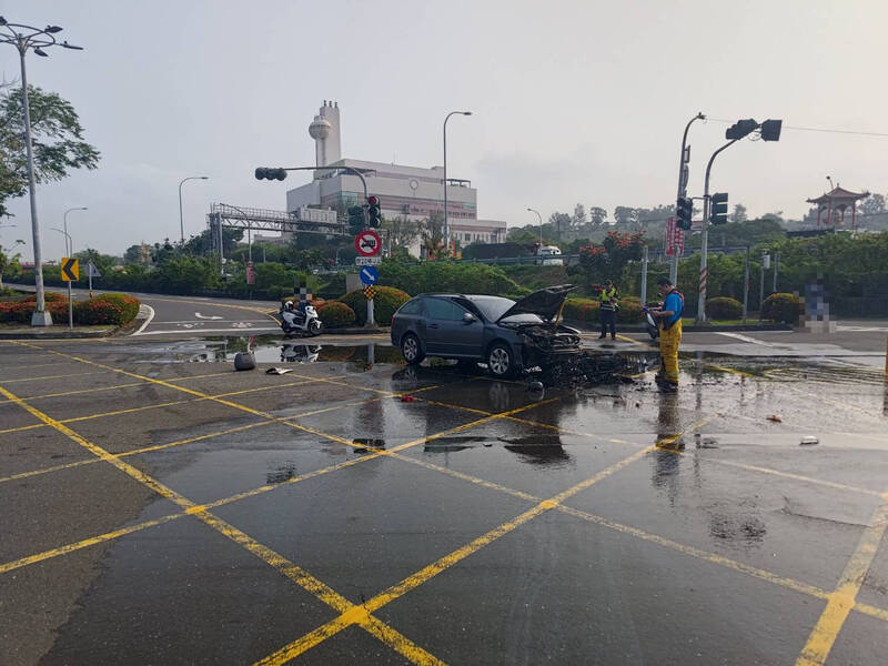 高雄女騎士闖紅燈遭車撞 機車起火釀火燒車