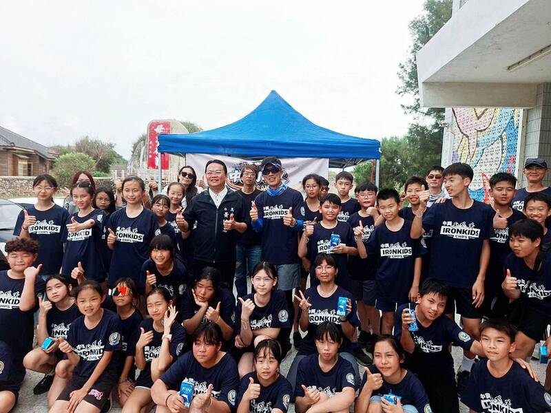 中興國小「小鐵人」昨登場 黃健忠見證畢業生完成3項挑戰