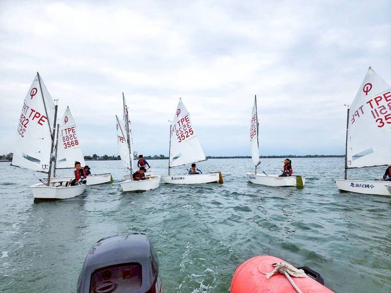 汕尾國小風帆船隊逆風翻盤 首度站上凸台受獎