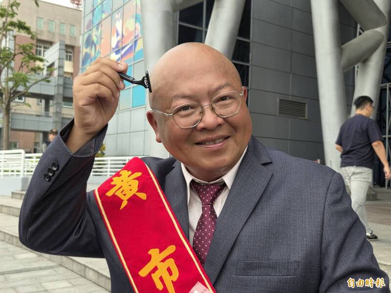 「財神總統」宣布參選嘉義市長 市府前親吻土地喊討公道