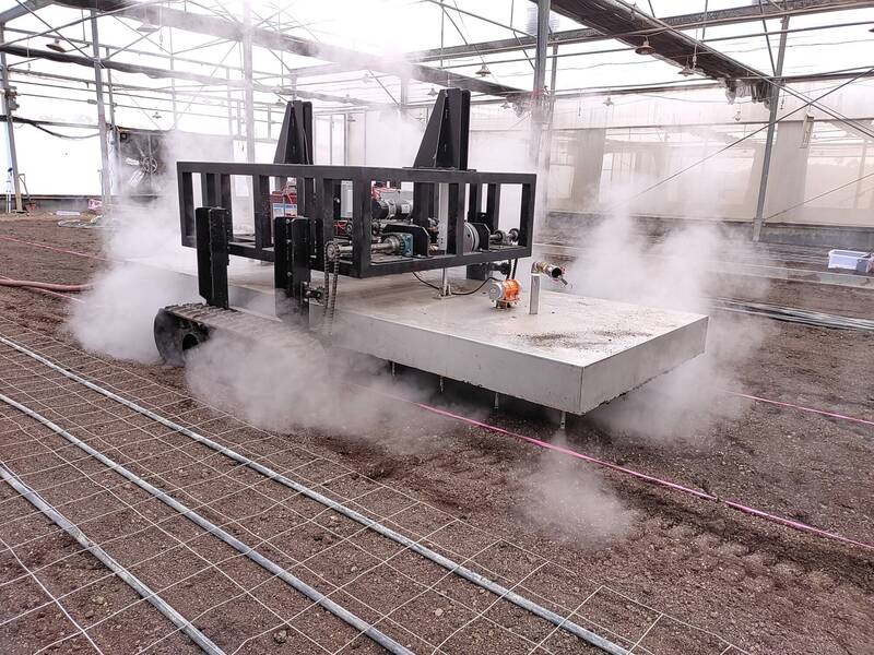 排除連作障礙還省工 台南農改場研發自走式蒸汽消毒機