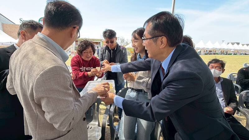 台南鳳梨飄香韓國 黃偉哲訪平澤行銷「台南甜」