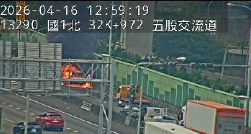 國1五股匝道箱型車冒煙燒成火球 司機急停路肩逃命