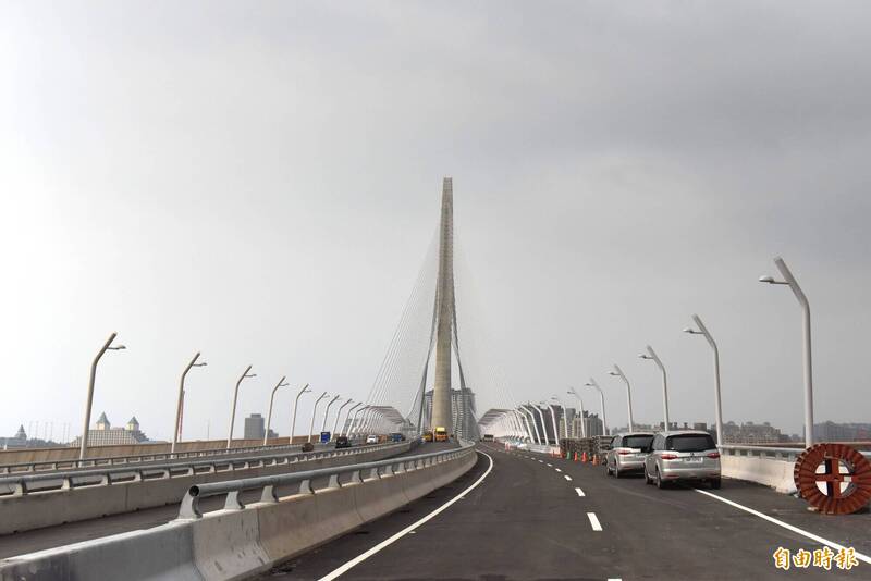 淡江大橋還沒通車有人偷跑! 公路局:驅離並報警究責