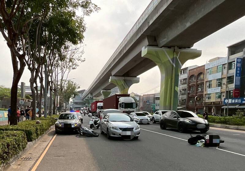 駕駛切入車道釀機車連環撞 乘客忽開車門又讓機汽車遭殃