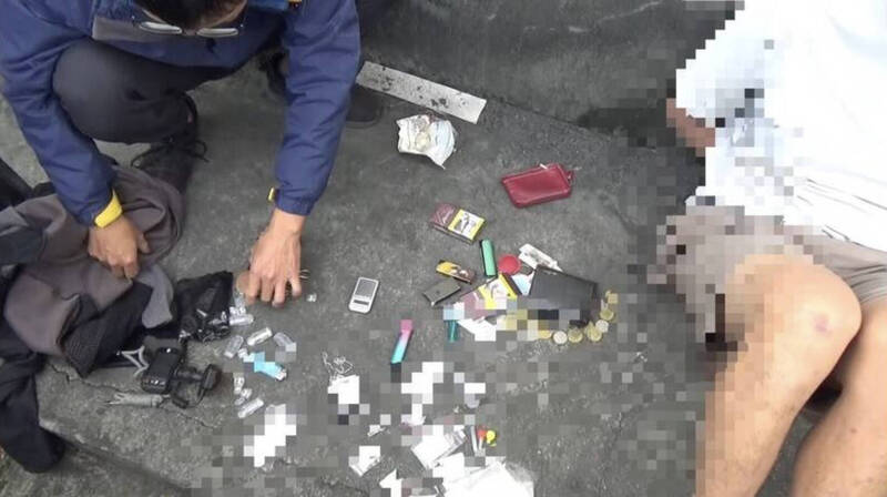 陈男与毒友被捕，警方搜出海洛因、大麻、K他命及「丧尸烟弹」等多种毒品。（民众提供）