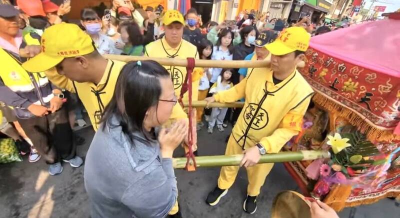 孝媳在「粉紅超跑」前哭成淚人 婆婆失聯5天今尋獲遺體