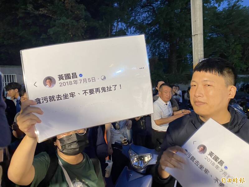 柯文哲、黃國昌彰化精誠夜市合體被嗆 高舉「貪污就去坐牢」酸爆