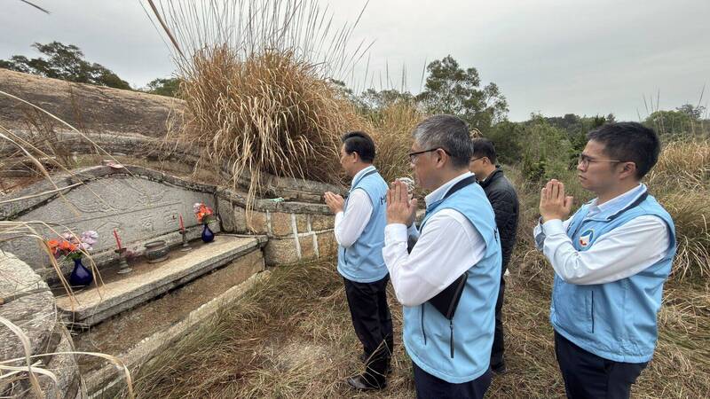 金门古迹「陈显墓」日前被发现遭盗挖，县长陈福海（前）案发隔日前往祭拜，祈求早日破案。（曾逸仁团队提供）