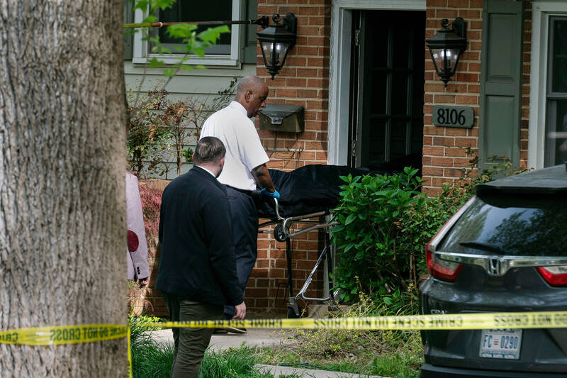 警方与鉴识人员16日从美国维吉尼亚州前州长费尔法克斯的自宅移走遗体。（美联社）