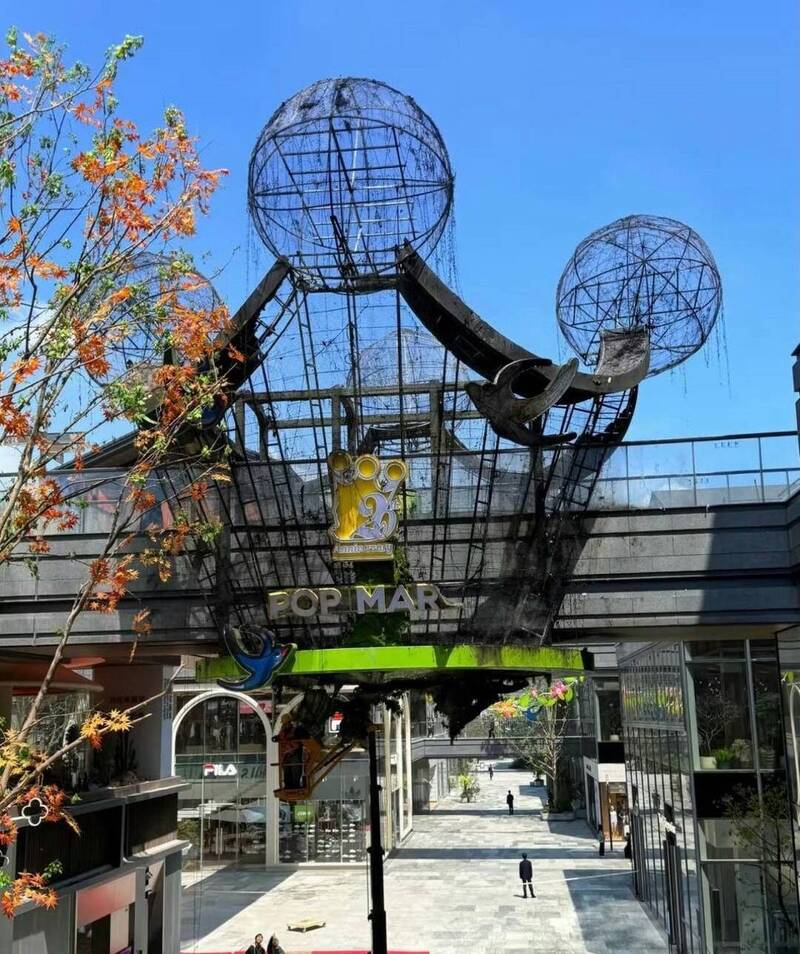 網友照片顯示，在裝置燒毀前，骨架已安裝完成。（圖擷取自紫牛新聞）