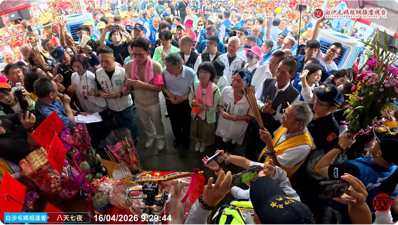 白沙屯媽祖超前抵達北辰所 柯文哲夫妻、黃國昌現身 阿北參拜心不在焉