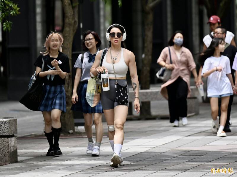 今起2鋒面接力各地天氣不穩!氣象粉專揭「放晴回溫」時間點