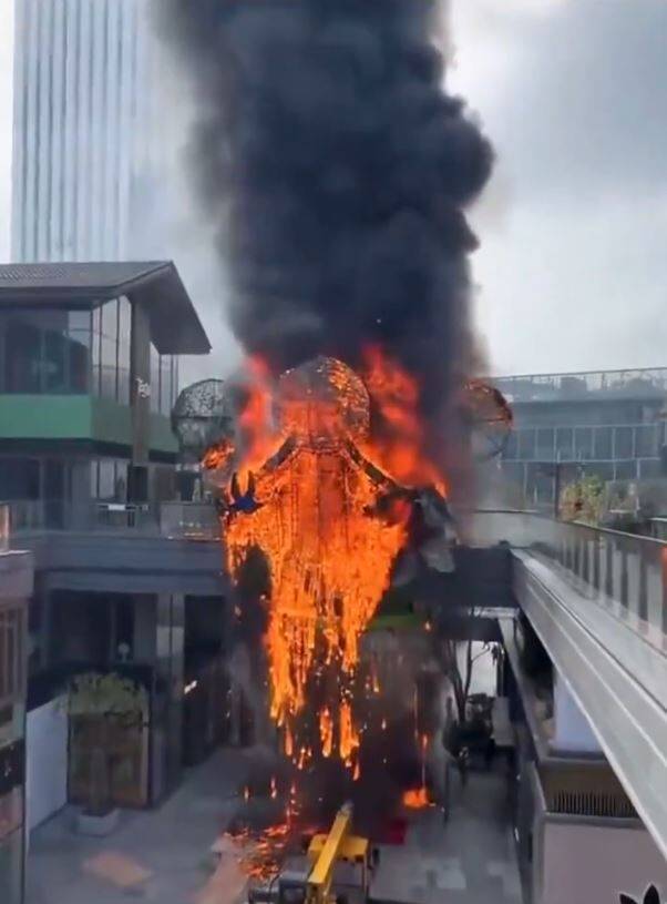 泡泡瑪特成「火瀑布」！中國蘇州商圈空橋燒起來 烈焰濃煙駭人