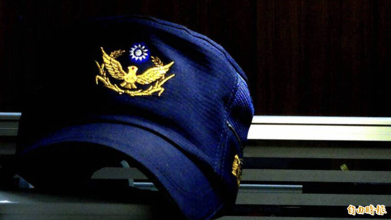 男遇行車糾紛戴警帽嗆聲 見真警秒改口:我只是怕鬼