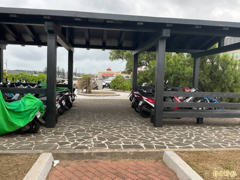 澎湖岐頭遊客中心涼亭成機車停車場 澎管處將追查開罰