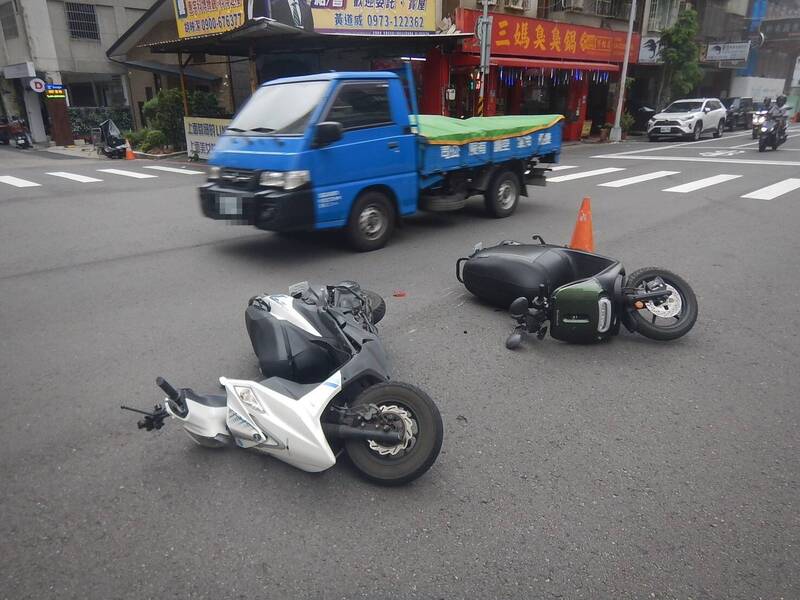 鬼切釀禍！台中三寶女騎士突左轉 直行男閃不及雙雙掛彩