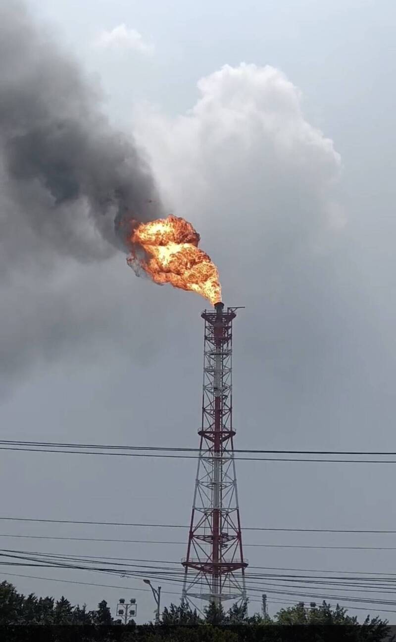 中油林園廠新三輕壓縮機跳車 燃燒塔冒出熊熊火光