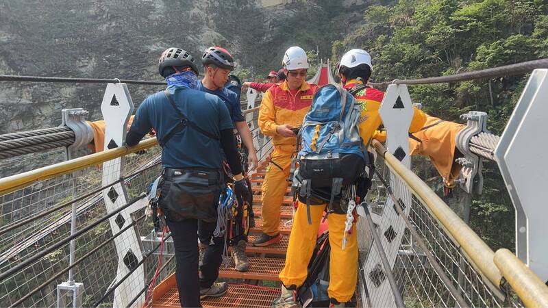 南投雙龍瀑布七彩吊橋 桃園男墜百米溪谷身亡