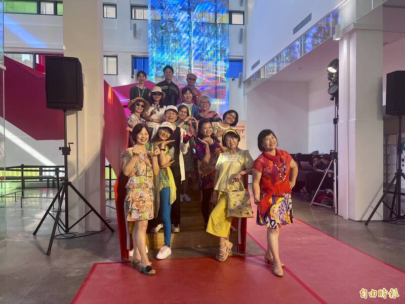 屏東縣立美術館變成伸展台 民眾畫作找靈感舊衣新穿神走秀