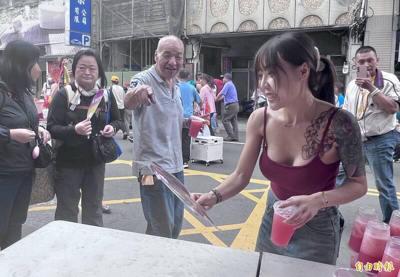 大甲媽遶境最清涼補給站 「西瓜汁正妹」火辣送幸福