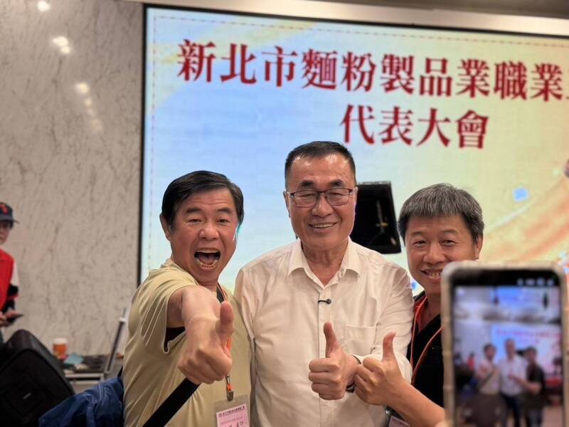 李四川否認粉專「四川花椒」 四叉貓吐槽:國民黨中央黨部也有追蹤