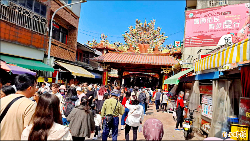 通霄鎮拱天宮已成為全國知名的宗教信仰中心，平日參拜人潮不斷。（記者張勳騰攝）