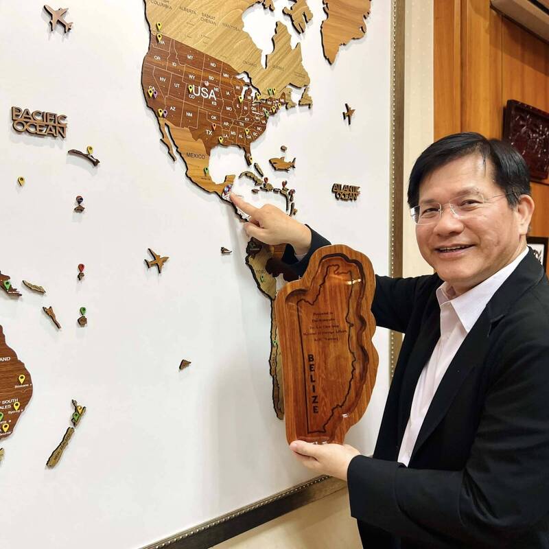 貝里斯木雕傳遞友誼 林佳龍邀國人參觀文具展感受友邦創意能量