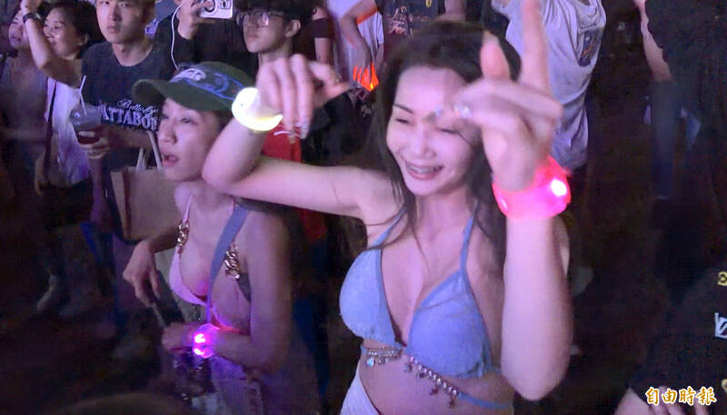 超狂！「電音和尚」與比基尼妹同嗨 台東開趴「法喜充滿」