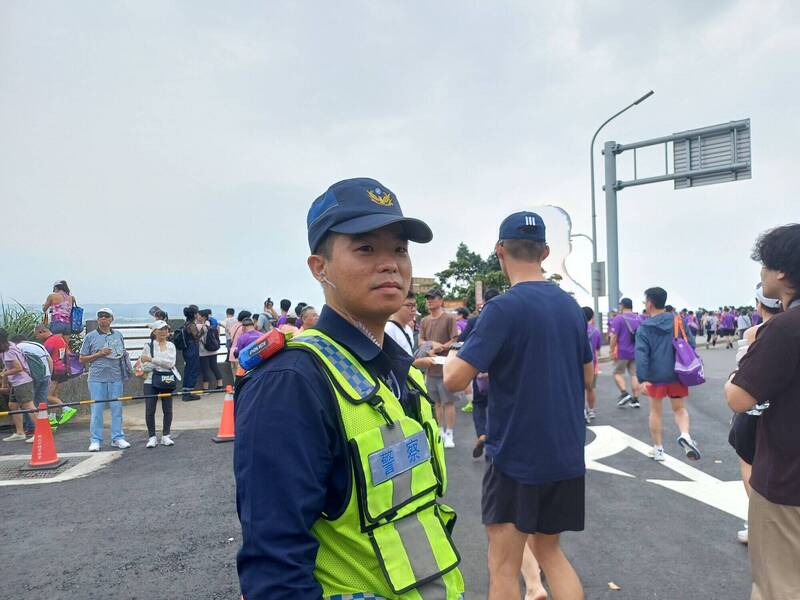 林姓老翁在新北市淡水渔人码头钓鱼后体力透支还跌倒，仍想开车，警方获报制止送医，及时遏止影响淡江大桥路跑民众的意外发生。（记者吴仁捷翻摄）