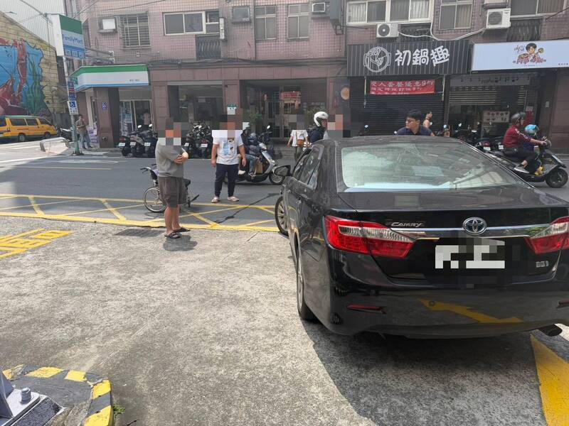 新北市陈姓男子驾车刚开出停车场，就撞飞坐轮椅的谢妇，也撞倒看护，造成谢妇头部受创，仍在院观察。（记者吴仁捷翻摄）