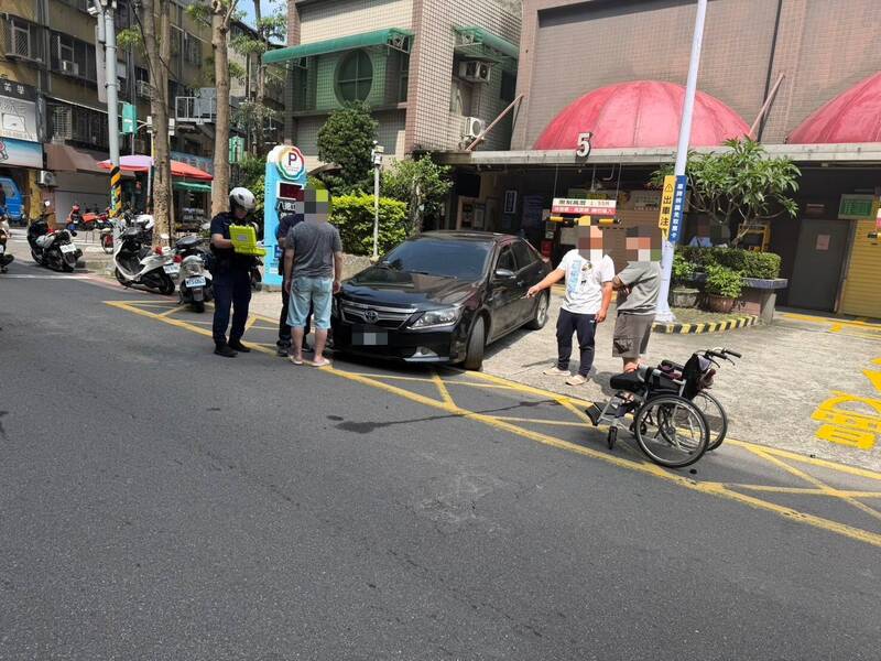 新北市陈姓男子驾车刚开出停车场，就撞飞坐轮椅的谢妇，也撞倒看护，造成谢妇头部受创，仍在院观察。（记者吴仁捷翻摄）