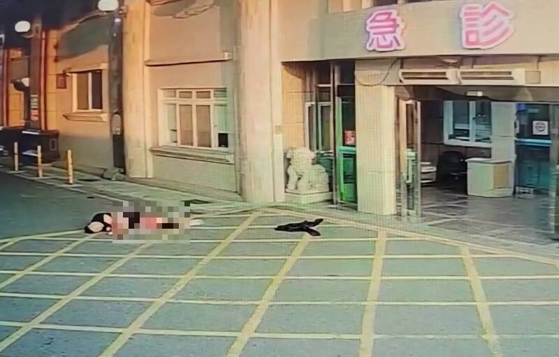 徐男被丟在急診門口後車子就離開。（民眾提供）