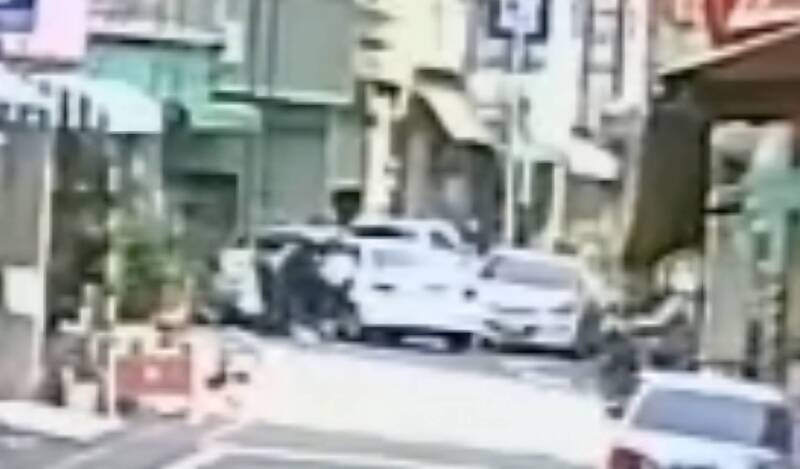 黑白切少東為小弟遭斷手腳筋！騎車遭2車夾擊撞飛 被押凌虐2小時