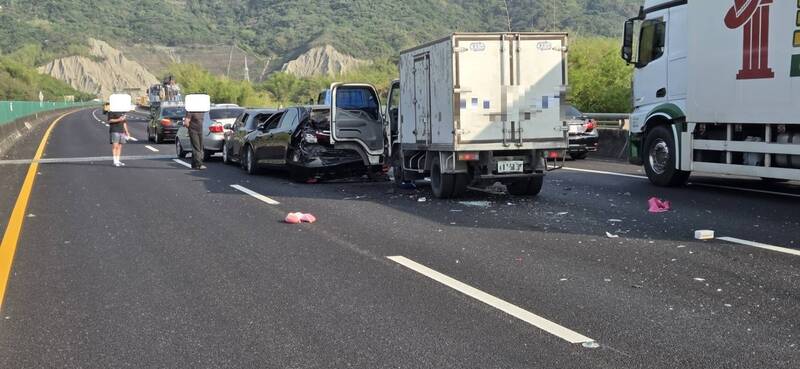 國3中寮段5車連環撞  疑未保持車距釀5人送醫