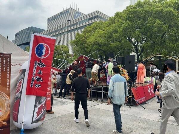開幕變災難！名古屋「中日文化祭」巨型看板倒塌 觀眾衝上台救人