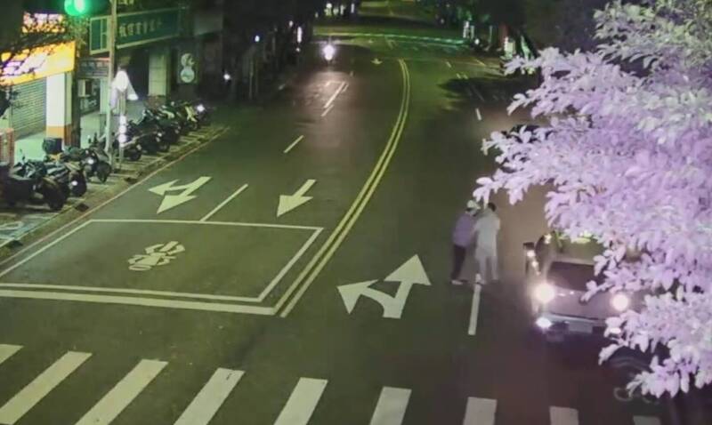 疑行車糾紛把街頭當格鬥場 新北2運將爆口角互毆掛彩