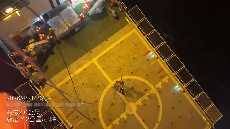 黑鷹深夜海空救援！印尼漁工遭漁具擊傷 百公里跨海吊掛送醫